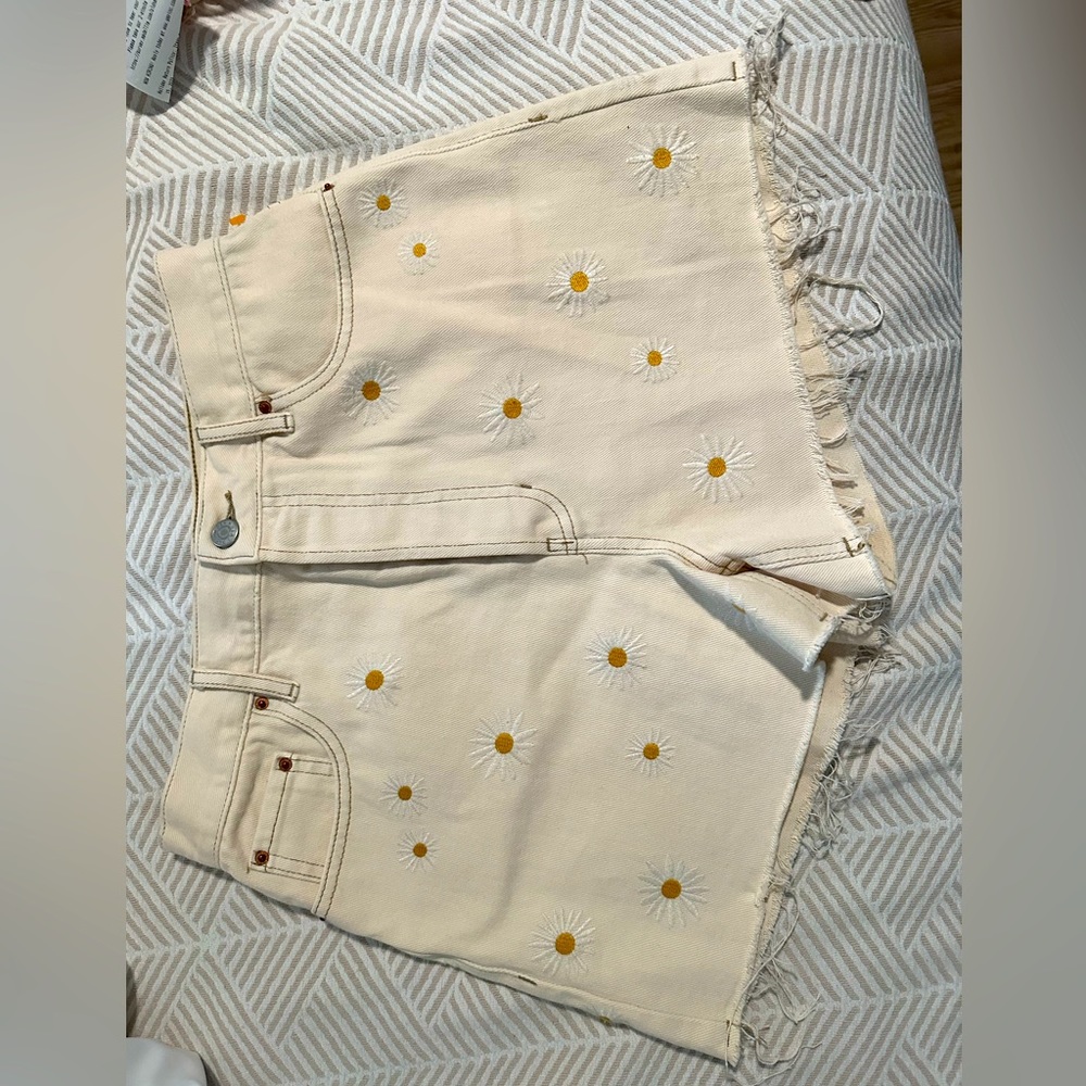 Cream beige floral daisy pacsun high waist shorts
